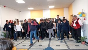 Младите програмисти на IT гимназията станаха коледари по проект „Имането“